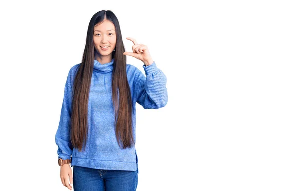 Młoda Piękna Chinka Ubrana Luźny Sweter Golfem Uśmiechnięta Pewna Siebie — Zdjęcie stockowe