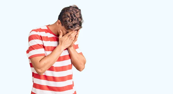 Homem Bonito Jovem Vestindo Roupas Casuais Com Expressão Triste Cobrindo — Fotografia de Stock