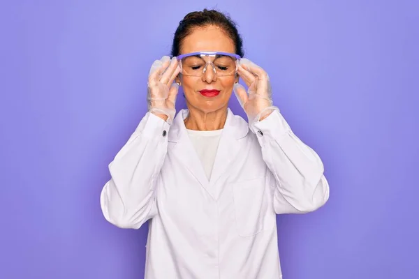 Starší Vědec Středního Věku Žena Nosí Kabát Laboratorní Brýle Přes — Stock fotografie