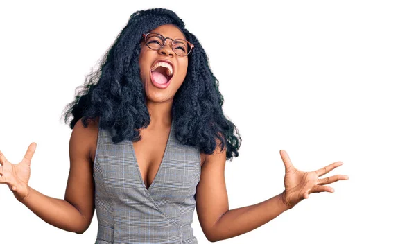 美丽的非洲裔美国女人 身穿商务服装 戴着眼镜 疯狂地大喊大叫 带着咄咄逼人的表情和手臂 沮丧的概念 — 图库照片