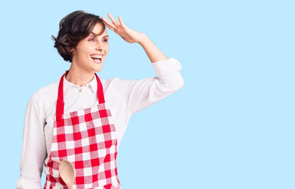 Mulher Bonita Com Cabelo Curto Vestindo Avental Cozinheiro Profissional Muito — Fotografia de Stock