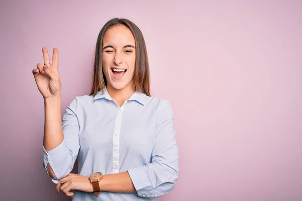 Młoda Piękna Bizneswoman Eleganckiej Koszuli Stojąca Nad Odizolowanym Różowym Tle — Zdjęcie stockowe