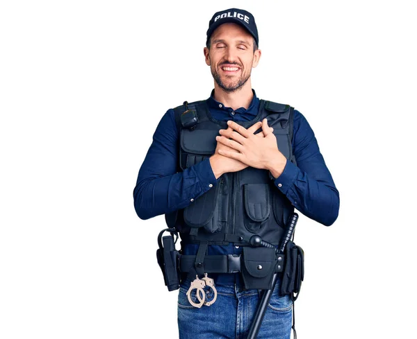Polis Üniforması Giyen Elleri Göğsünde Gözleri Kapalı Gülümseyen Yüzünde Minnet — Stok fotoğraf