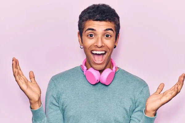 Jovem Afro Americano Ouvindo Música Usando Fones Ouvido Celebrando Vitória — Fotografia de Stock