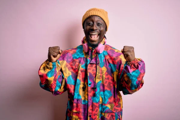 Jovem Homem Afro Americano Bonito Vestindo Casaco Colorido Boné Sobre — Fotografia de Stock