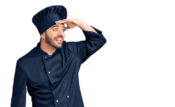 Joven Hombre Hispano Con Uniforme Cocina Muy Feliz Sonriente Mirando —  Fotos de Stock