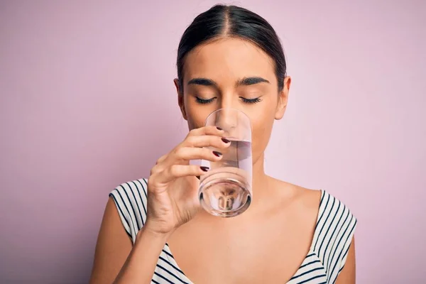 Joven Hermosa Morena Bebiendo Vaso Agua Saludable Para Refrescarse Pie — Foto de Stock