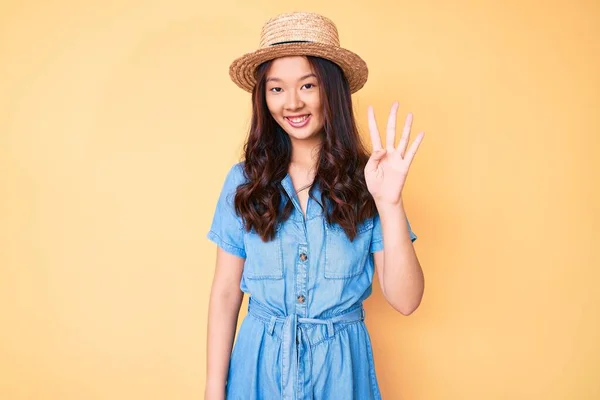 Jong Mooi Chinees Meisje Dragen Zomer Hoed Tonen Wijzen Met — Stockfoto