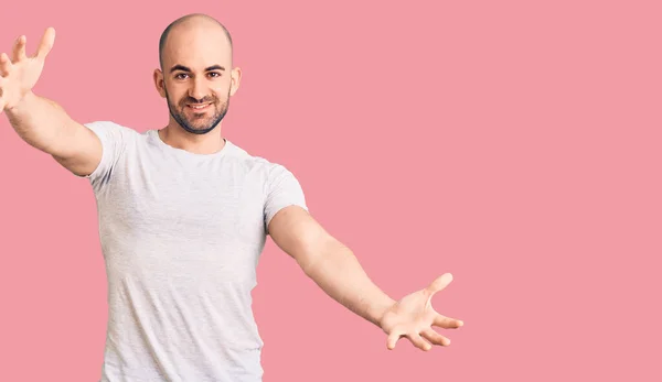 Homem Bonito Jovem Vestindo Camiseta Casual Olhando Para Câmera Sorrindo — Fotografia de Stock