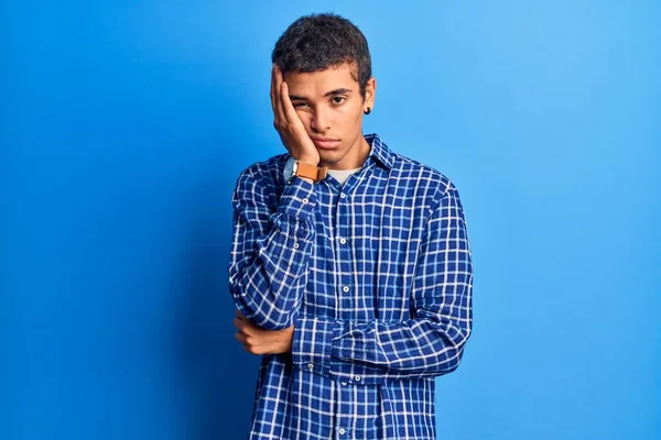 Jovem Afro Americano Vestindo Roupas Casuais Pensando Que Parece Cansado — Fotografia de Stock