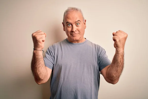 Hombre Guapo Hoary Mediana Edad Con Camiseta Pie Sobre Fondo —  Fotos de Stock