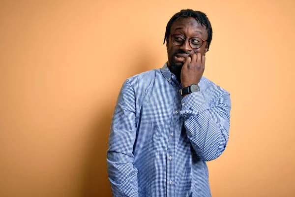 Joven Hombre Afroamericano Guapo Usando Camisa Gafas Sobre Fondo Amarillo —  Fotos de Stock