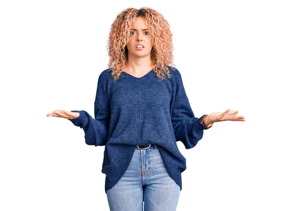 Giovane Donna Bionda Con Capelli Ricci Che Indossa Maglione Invernale — Foto Stock