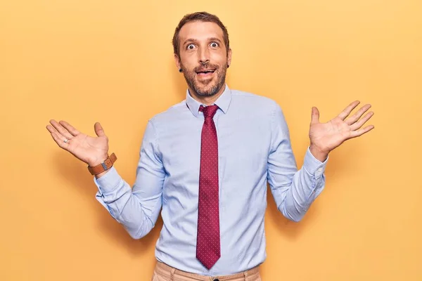 Joven Hombre Guapo Vistiendo Ropa Negocios Celebrando Victoria Con Sonrisa — Foto de Stock