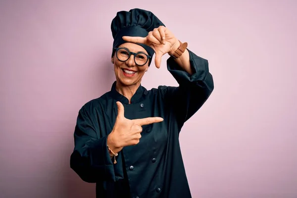 Mujer Chef Morena Mediana Edad Con Uniforme Cocina Sombrero Sobre —  Fotos de Stock