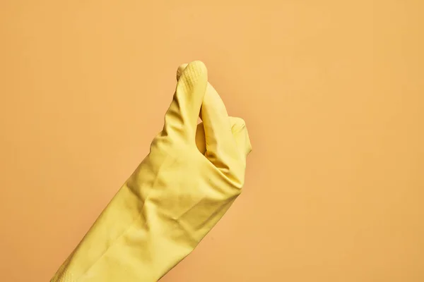 Mão Jovem Caucasiano Com Luva Limpeza Sobre Fundo Amarelo Isolado — Fotografia de Stock