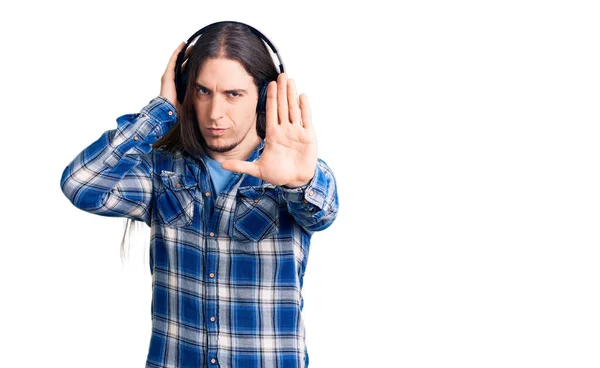 Junger Erwachsener Mann Mit Langen Haaren Hört Musik Über Kopfhörer — Stockfoto