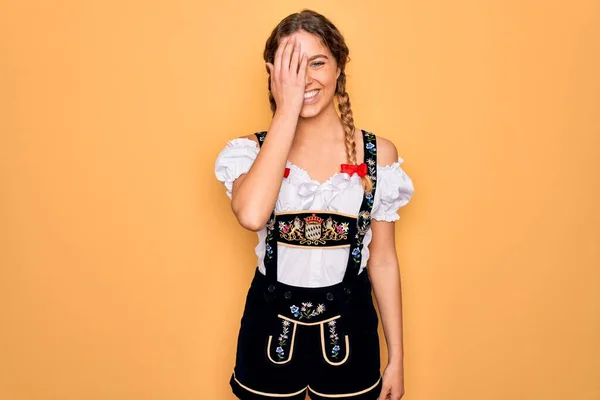 Junge Schöne Blonde Deutsche Frau Mit Blauen Augen Traditionellem Oktoberfestkleid — Stockfoto