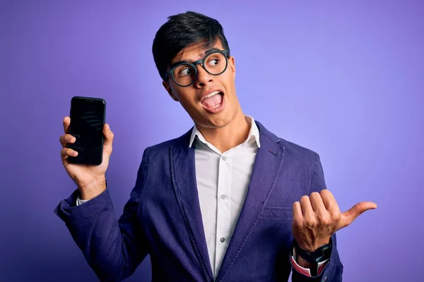 Mladý Pohledný Obchodník Nosí Bundu Brýle Drží Smartphone Ukazující Ukazující — Stock fotografie