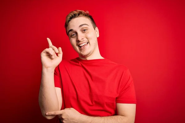 Young Handsome Redhead Man Wearing Casual Shirt Isolated Red Background — Stock Photo, Image