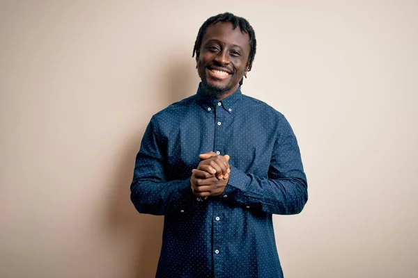 Joven Hombre Afroamericano Guapo Con Camisa Casual Pie Sobre Fondo —  Fotos de Stock