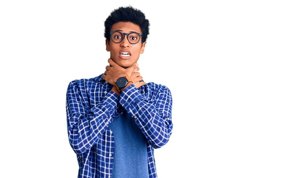 年轻的非洲裔美国人穿着休闲装 戴着眼镜 大喊大叫 因为痛苦的窒息而窒息 健康问题 窒息和自杀的概念 — 图库照片
