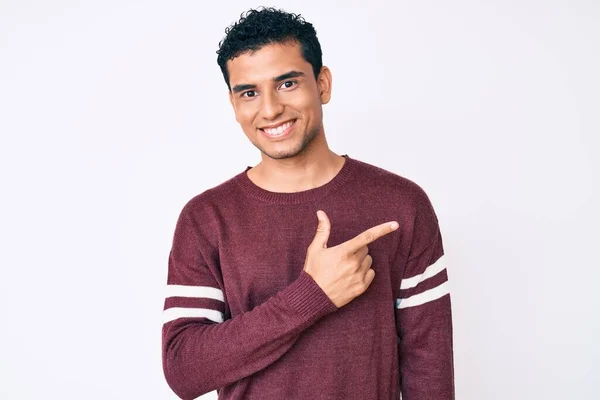 Jeune Homme Hispanique Beau Sur Fond Blanc Souriant Joyeuse Pointant — Photo