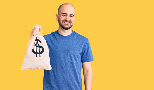 Jovem Homem Bonito Segurando Saco Dinheiro Com Símbolo Dólar Olhando — Fotografia de Stock