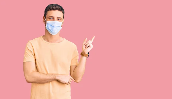 Knappe Jongeman Met Een Beer Die Een Medisch Masker Draagt — Stockfoto