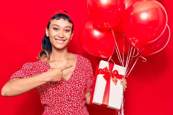 Mujer Joven Sosteniendo Globos Con Regalo Sonriendo Feliz Señalando Con — Foto de Stock