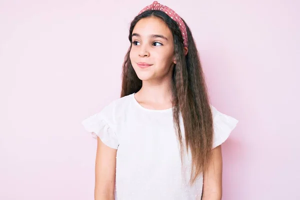 Menina Criança Hispânica Bonito Vestindo Roupas Casuais Diadema Sorrindo Olhando — Fotografia de Stock