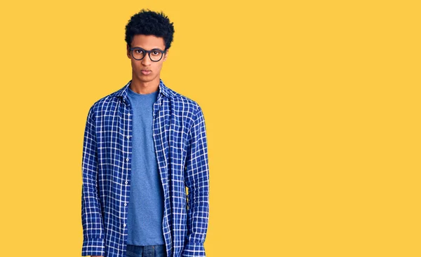 Νεαρός Αφροαμερικάνος Που Φοράει Καθημερινά Ρούχα Και Γυαλιά Σκεπτικιστής Και — Φωτογραφία Αρχείου