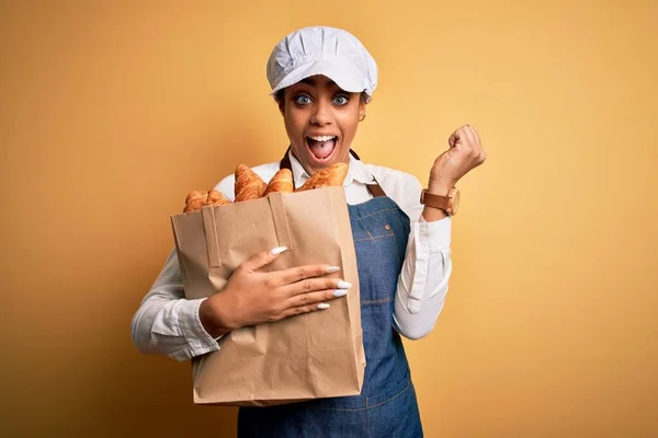 Jong Afrikaans Amerikaans Bakker Meisje Dragen Schort Holding Bag Met — Stockfoto