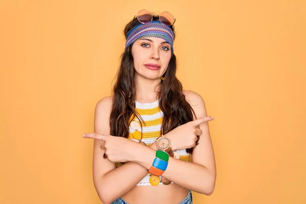 Jonge Mooie Hippie Vrouw Met Blauwe Ogen Dragen Accessoires Zonnebril — Stockfoto