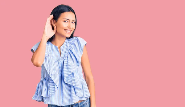 Young Beautiful Latin Girl Wearing Casual Clothes Smiling Hand Ear — Stock Photo, Image