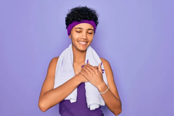 Linda Mulher Desportiva Afro Americana Fazendo Esporte Vestindo Toalha Sobre — Fotografia de Stock