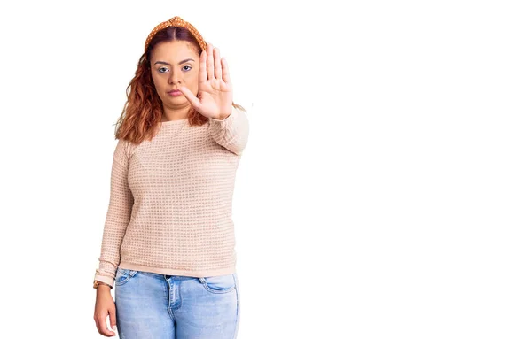 Jovem Mulher Latina Vestindo Roupas Casuais Diadema Fazendo Parar Cantar — Fotografia de Stock