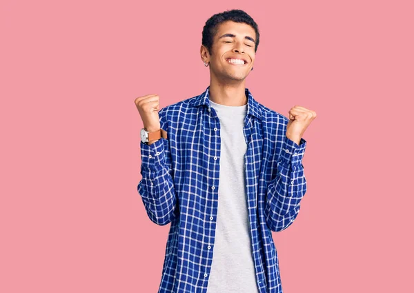 Jovem Afro Americano Vestindo Roupas Casuais Muito Feliz Animado Fazendo — Fotografia de Stock