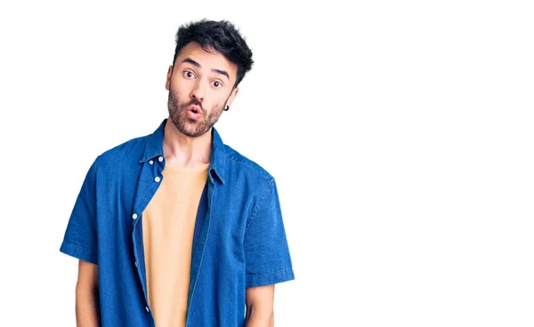 Junger Hispanischer Mann Lässiger Kleidung Ängstlich Und Schockiert Mit Überraschtem — Stockfoto