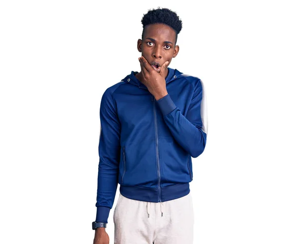 Ung Afrikansk Amerikansk Man Bär Sportkläder Ser Fascinerad Misstro Överraskning — Stockfoto