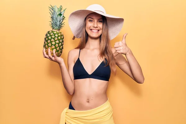 Ung Vacker Flicka Klädd Bikini Och Hatt Håller Ananas Leende — Stockfoto