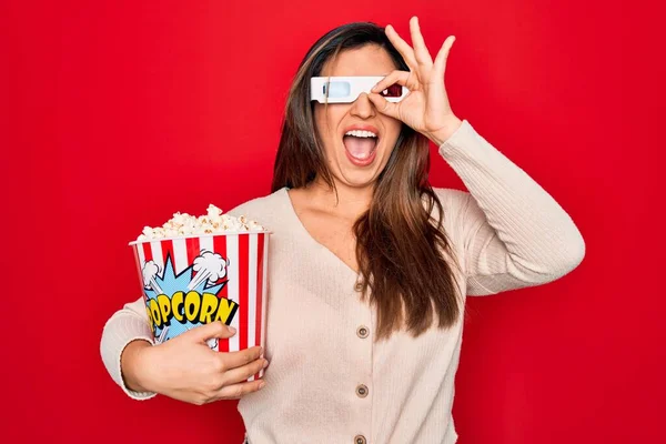 Junge Hispanische Frau Trägt Filmbrille Und Isst Popcorn Auf Rotem — Stockfoto