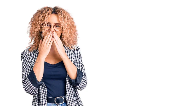 Jonge Blonde Vrouw Met Krullend Haar Dragen Zakelijke Jas Bril — Stockfoto