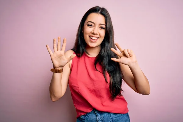 Junge Brünette Frau Trägt Lässiges Sommerhemd Über Rosa Hintergrund Und — Stockfoto