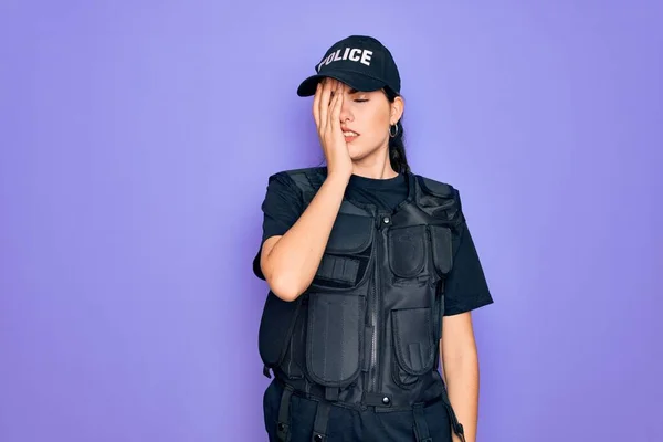 Joven Mujer Policía Con Uniforme Seguridad Chaleco Antibalas Sobre Fondo — Foto de Stock