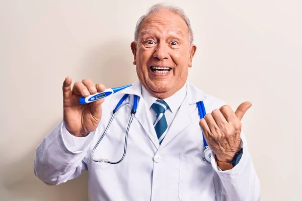 Starszy Siwowłosy Lekarz Noszący Stetoskop Kontrolujący Temperaturę Pomocą Termometru Skierowanego — Zdjęcie stockowe