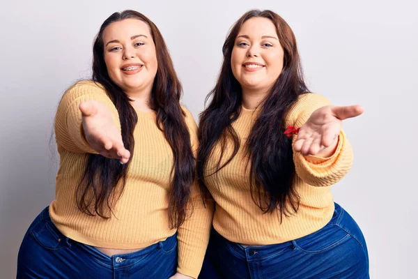 Young Size Twins Wearing Casual Clothes Smiling Friendly Offering Handshake — Stock Photo, Image