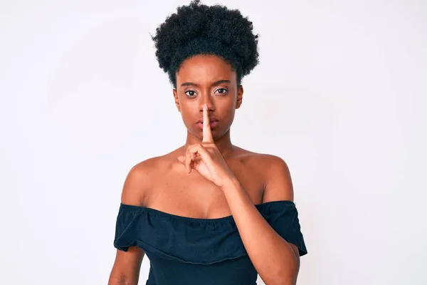 Ung Afrikansk Kvinna Vardagskläder Som Ber Tystnad Med Fingret Läpparna — Stockfoto