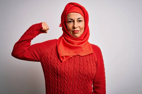 Medelålders Brunett Kvinna Bär Muslim Traditionell Hijab Över Isolerad Vit — Stockfoto