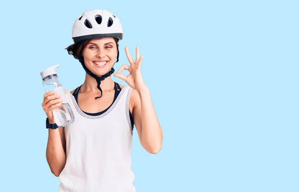 Красивая Молодая Женщина Короткими Волосами Носить Велосипедный Шлем Держа Бутылку — стоковое фото